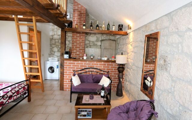 Holiday house in stone with heated pool