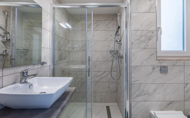 STYLISH 2-Bedroom Penthouses - Terrace with Views