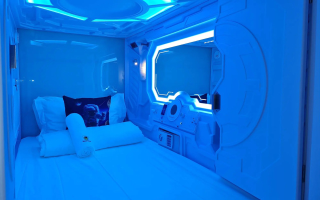 Quarters Capsule Hostel – Guest Rooms – Singapore