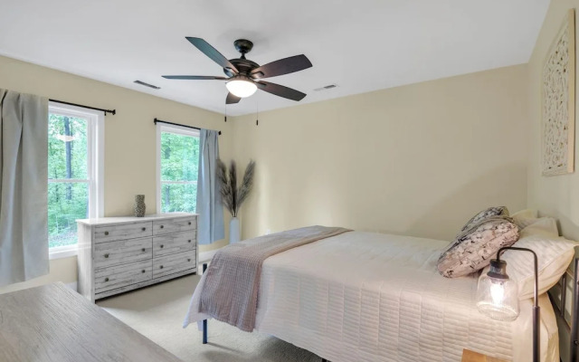 Woodhaven: Your Serene Countryside Escape 5 Bedroom Farmhouse by RedAwning