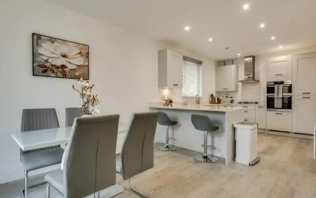 Stylish 4-br House With 3 Ensuite Free Parking