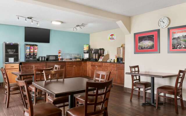 Super 8 by Wyndham Findlay