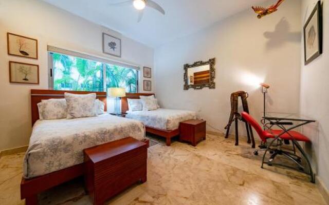 Beachside Retreat - Mujeres Bailando