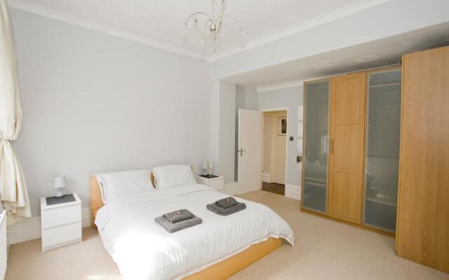 Large 2 bedroom Apt - Near Beach - Free parking