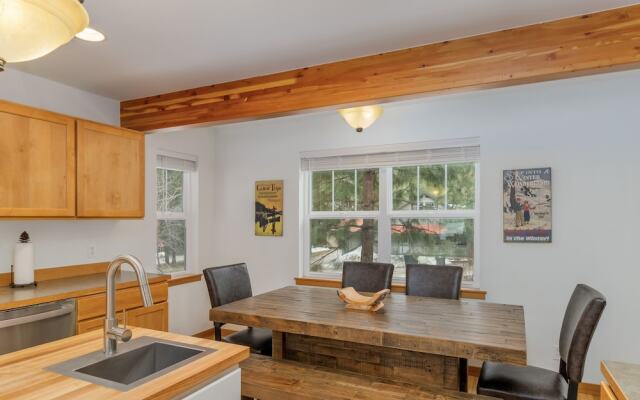 Just Plain Getaway 3 Bedroom Home by NW Comfy Cabins by RedAwning