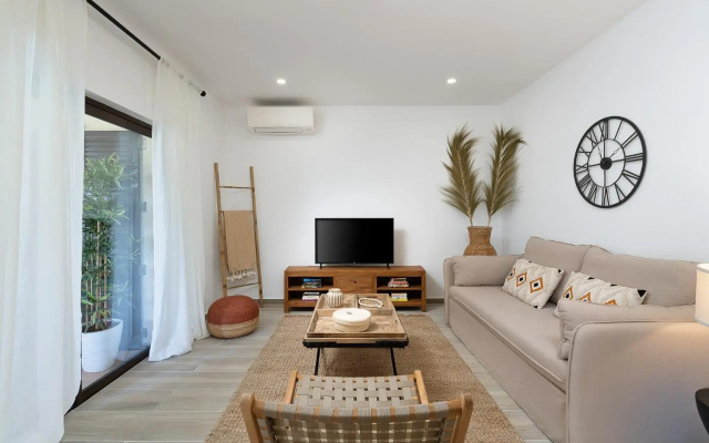 Amazing Beach House with Balcony (Free WI-FI)