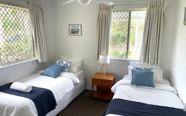 2 Bedroom Ground Level Villa in Tropical 4* Resort – Guest Rooms – Noosaville