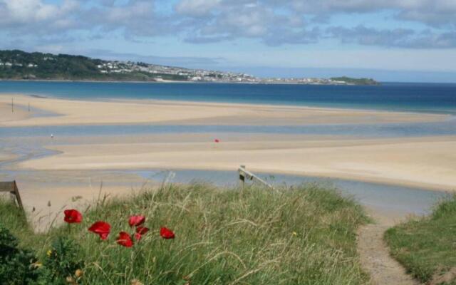 Cosy, Quiet bungalow, one minute from the beach.