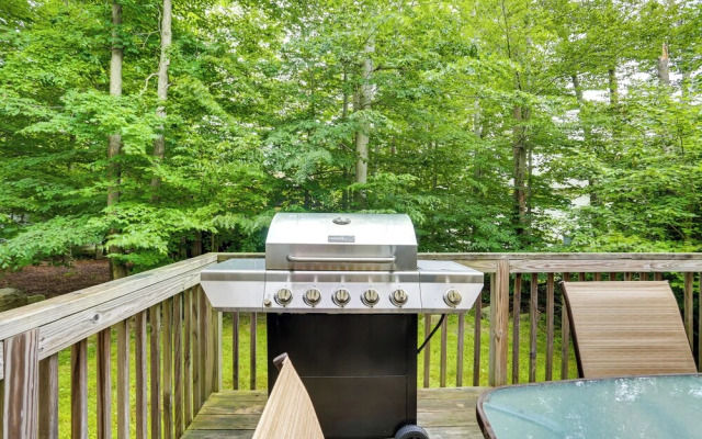 Serene Pocono Escape: 4 Mi to Tobyhanna State Park