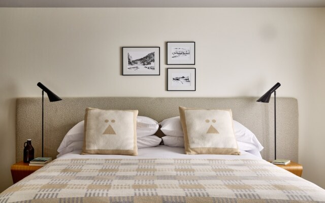 Tälta Lodge, A Bluebird by Lark