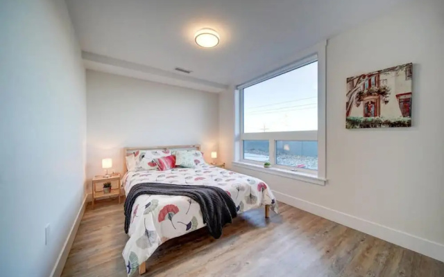 Stylish Modern Condo w Parking Location Coffee