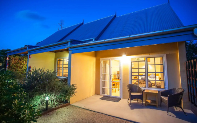 Vineyard Cottages & Cafe