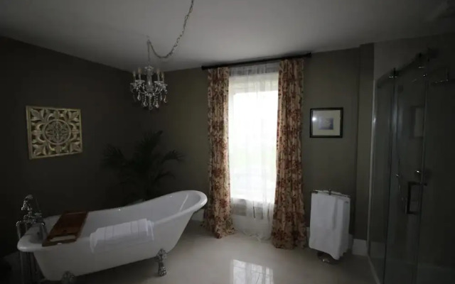 Maplehurst Manor B&B