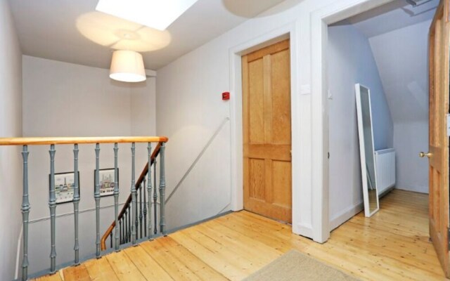Homely & Spacious 4-bedroom Apartment by the Meadows