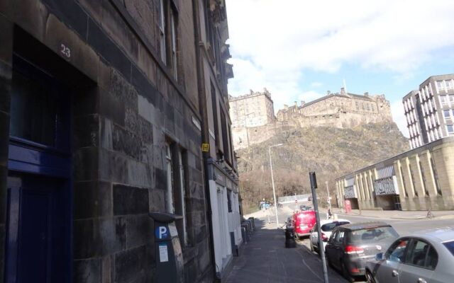 2 Bedroom Flat Near Edinburgh Castle Sleeps 5