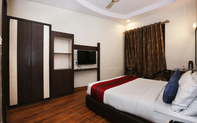 OYO Flagship 113 Golden Temple Road