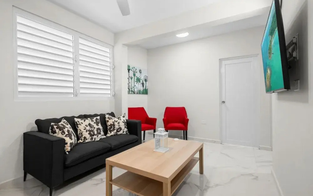 Modern 2 BR Apt Great Location Smart TV AC
