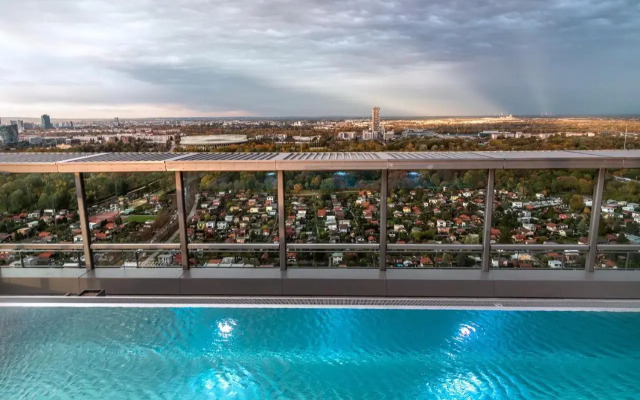 Amazing view over Vienna and infinity pool