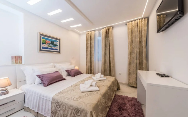 Good Life, Luxury Seafront Apartment