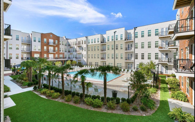 Pelicanstay At NOLA Mid City
