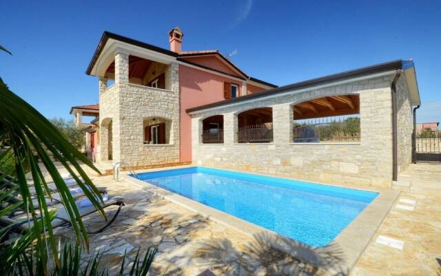 Cozy Holiday Home in Rogovici With Swimming Pool