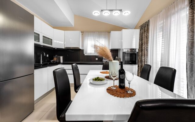2 Bedroom Apartment Near Sibenik Krka Waterfalls