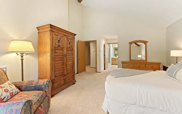 10 Tan Oak Home features Private Hot Tub and BBQ on the Deck by RedAwning