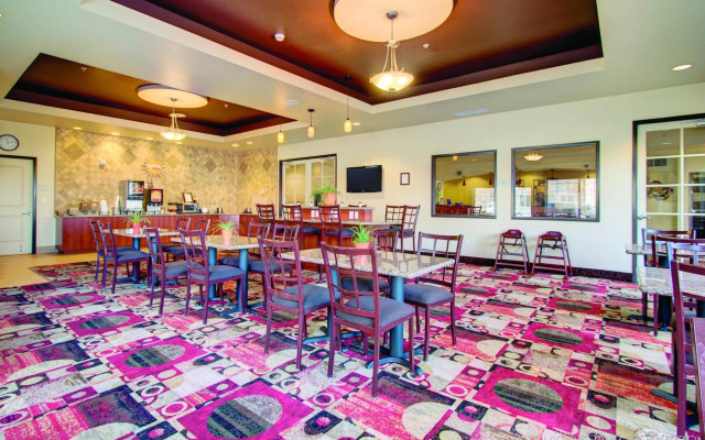 La Quinta Inn & Suites by Wyndham Denver Gateway Park