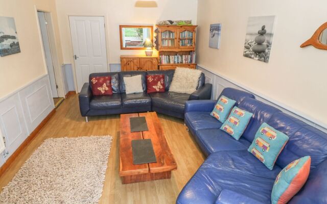 38 Plas Darien. Peredur Suite