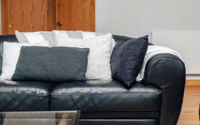 The Herringbone - 3 Bed With Parking Pet Friendly