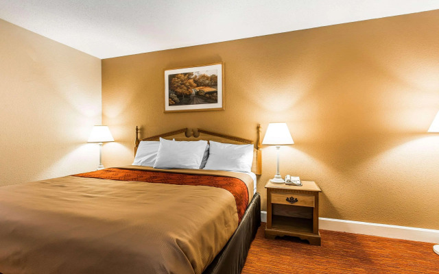 Econo Lodge Inn & Suites