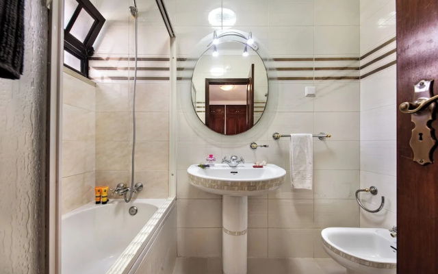 Spacious 4 Bedroom Villa, Private Pool, Free air Conditioning and Wifi