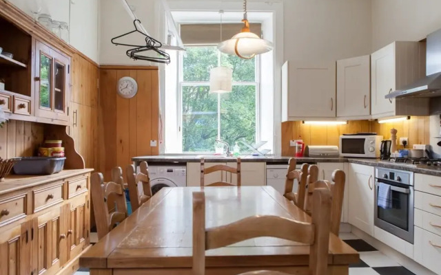 4 Bedroom Apartment Near The Meadows