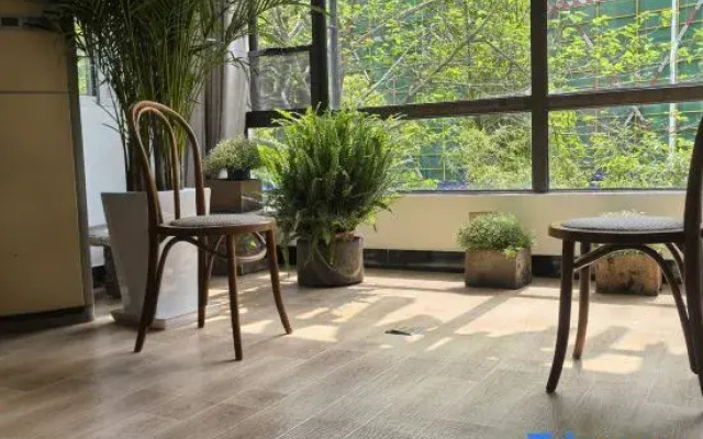 Lily Grocery Homestay (Taoxichuan Creative Plaza)