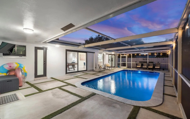 Coastal Retreat Stylish 4 BDR w/ Private Pool!