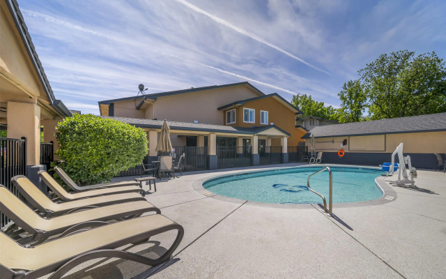 Best Western Antelope Inn & Suites