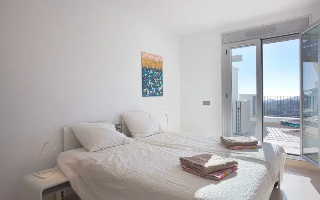 Modern Apartment With Balcony