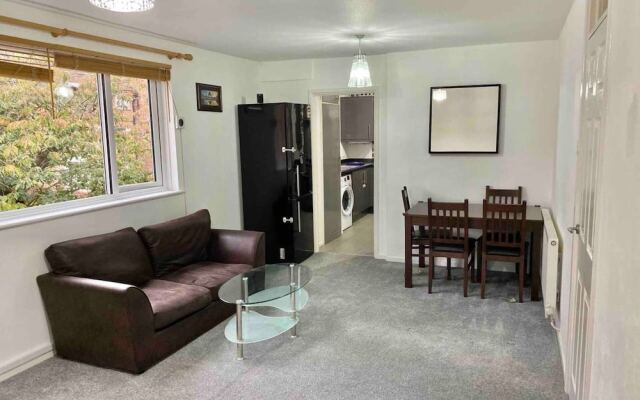 Nice 3-Bed Apartment Close to Heathrow