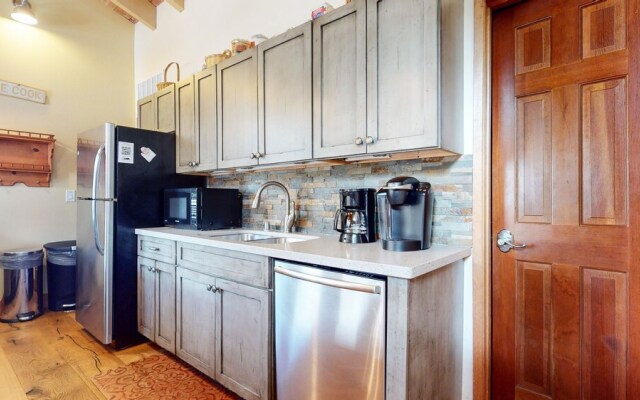 Rainbow Villas 1 Charming Boutique complex, Dual Master Suites, Forest Mountain Views by RedAwning