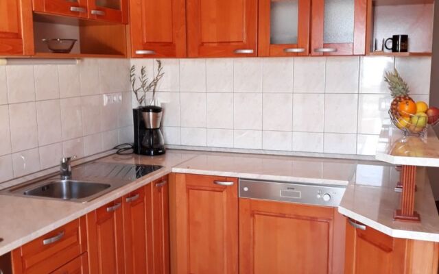 Apartment Zdravko - with parking : A1 Omis, Riviera Omis