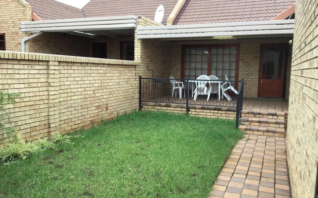 Cozy 2BR 2BR Townhouse Netflix Private Parking Great Location!