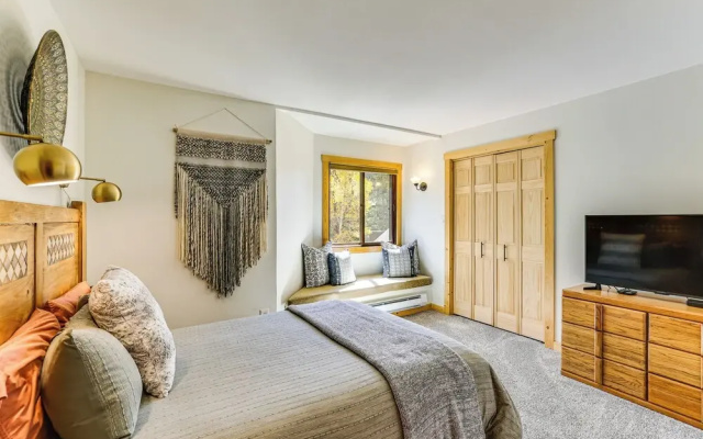 Ski Shuttle & Mountain Views: Keystone Resort Home