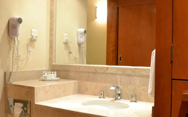 La Posada Hotel y Suites