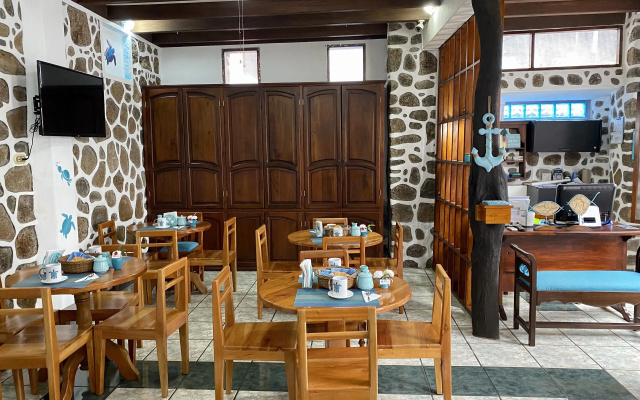 Maidith White Cove Hotel
