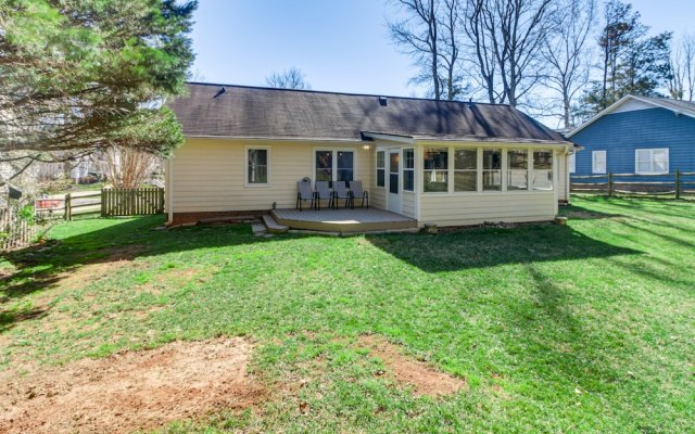 Lovely Charlotte Home w/ Yard: 9 Mi to Uptown!