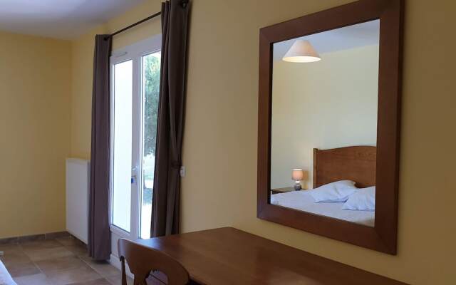 Spacious Villa Near Villemoustaussou With Pool