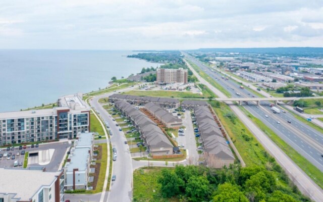 4BR 3BA Townhouse on Lake Ontario Free Parking Gym 3