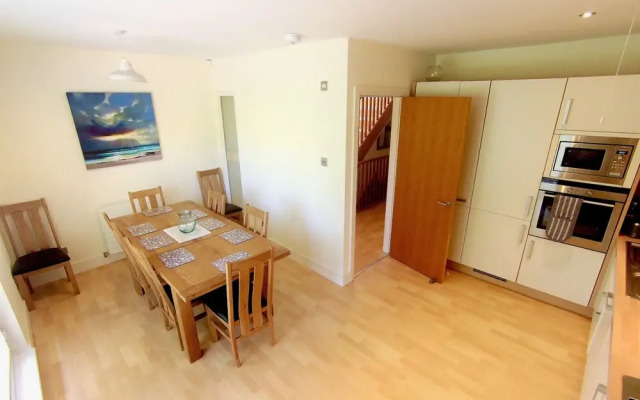 Charming 4 Bedroom Apartment by Royal Botanic Garden