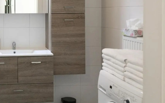 Fresh Apartment with Terrace + Free Parking