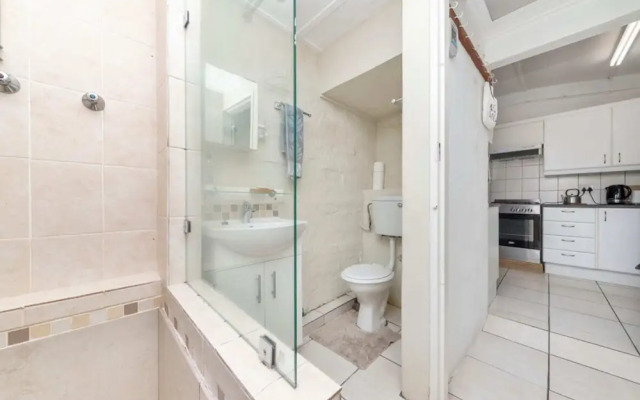 Peaceful 1BD Flat w/ Private Gardenrondebosch